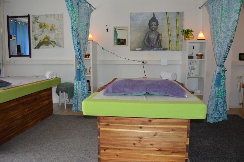 Ein kleiner Einblick in das Massagestudio Viyada in Bad Säckingen. Zu sehen sind die beiden Massageliegen, für einen hohen Komfort bei der Thaimassage.