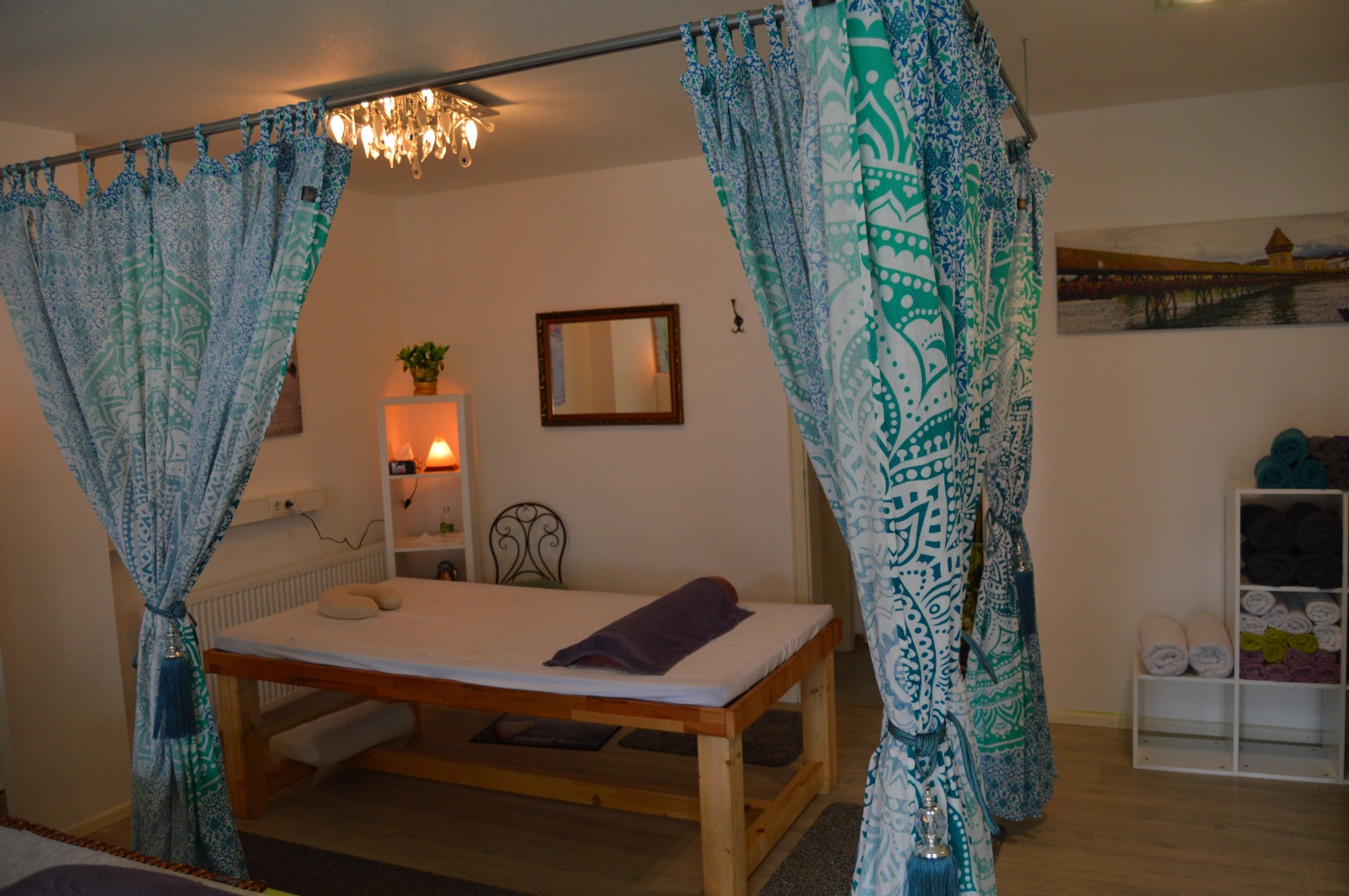 Im Massagebereich des Thaimassage Studios Vyiada in Bad Säckingen ist es mit gedimmten Lichtern und angenehmer Atmosphäre perfekt möglich, sich vollständig zu entspannen.