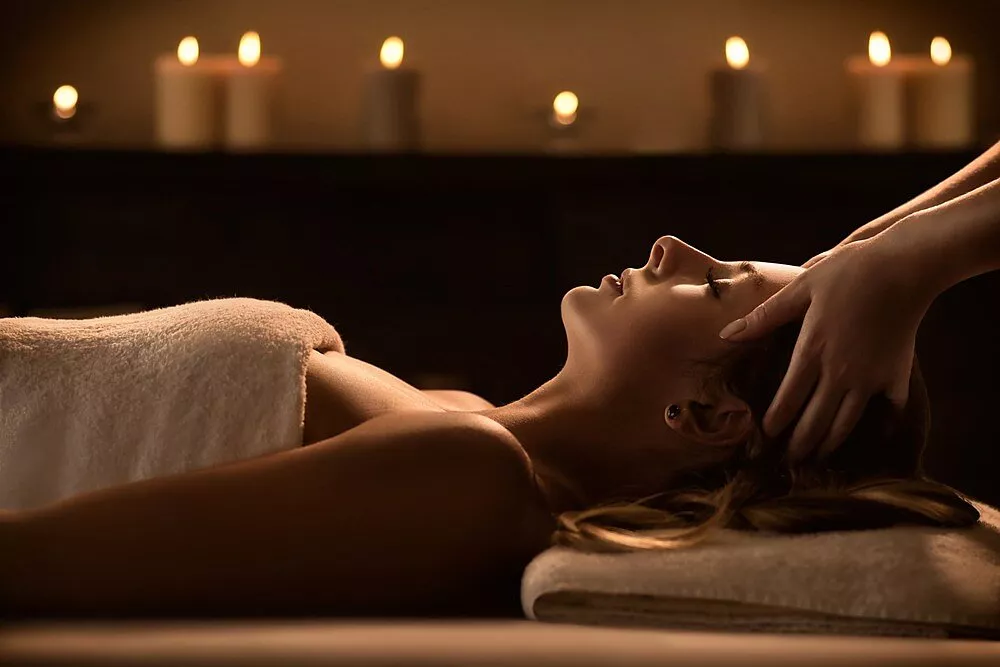 Kopfmassage bei Kerzenlicht. Unsere Gutscheine für sämtliche unserer Massageangebote in Bad Säckingen sind ein fantastisches Geschenk für jeden Anlass